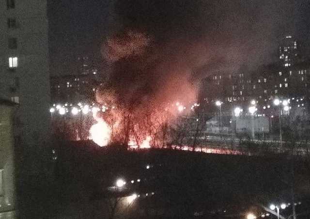 В Москве возник масштабный пожар: опубликованы первые фото и видео