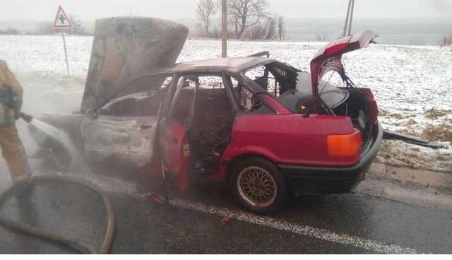 Во Львовской области на трассе пылал автомобиль