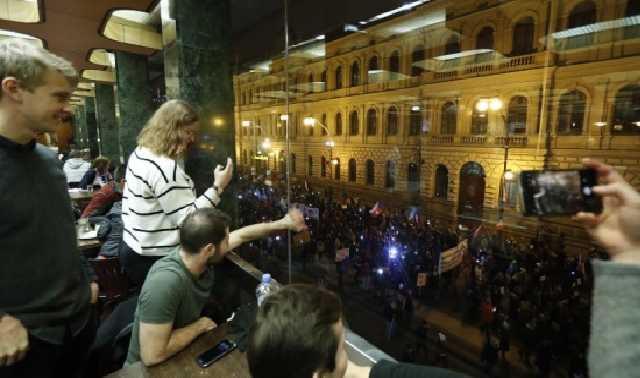 «Чехия — это не Россия»: в Праге требуют отставки премьера