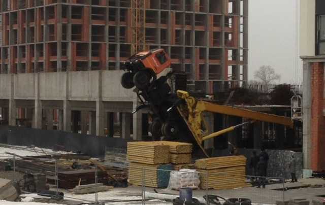 На столичных Осокорках опрокинулся строительный кран, есть погибшие