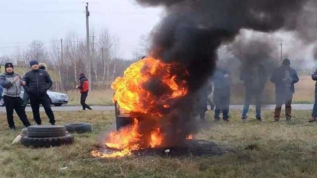 Евробляхеры блокируют границу: не пропускают транспорт и жгут шины