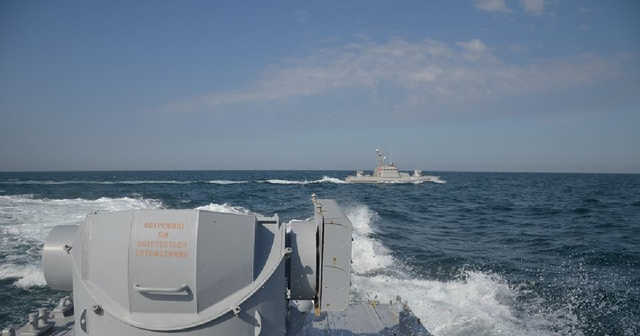 Ситуация в Керченском проливе: Украинские корабли отходят, российские их преследуют