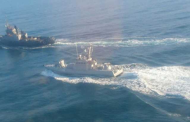 Оккупанты отбуксировали украинские суда с заложниками в Керчь