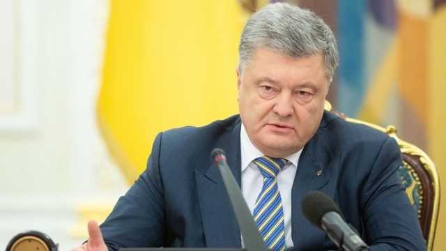 «А что, раньше войны не было». Зачем Порошенко вводит военное положение