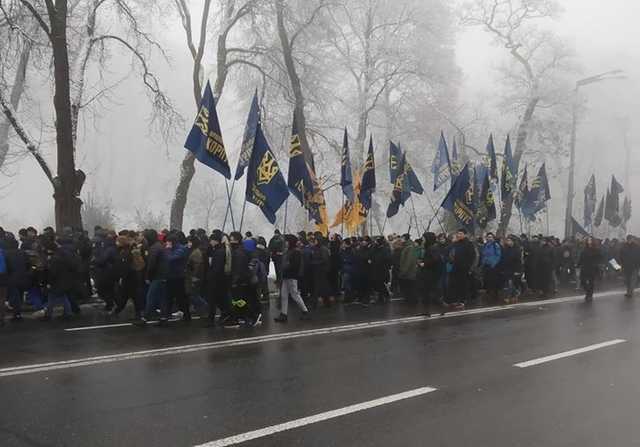 «Нацкорпус» в центре Киева потребовал введения военного положения