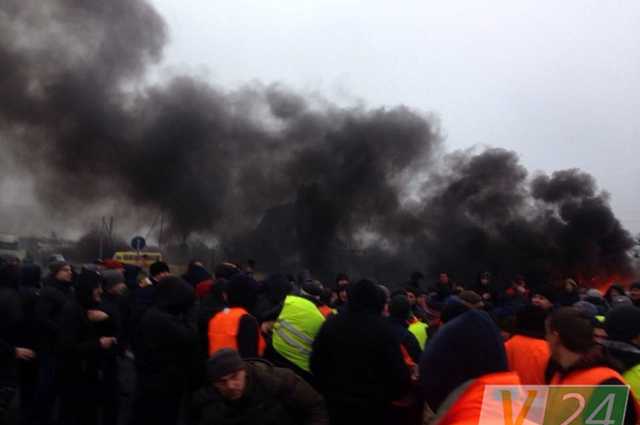 "Я вас порежу!". "Евробляхеры" устроили массовую драку на Волыни