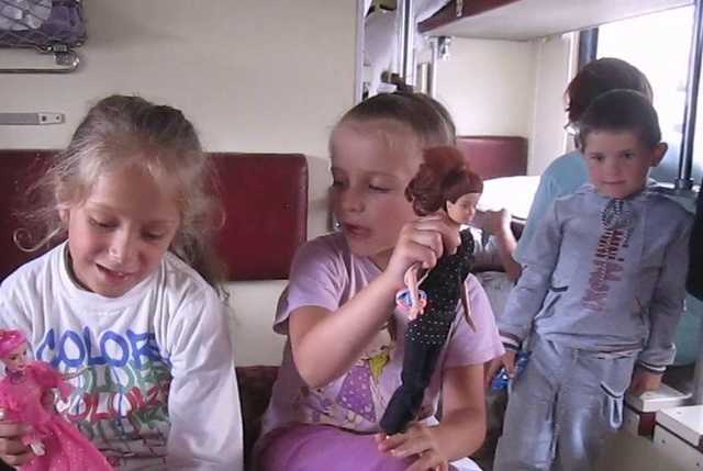 Десяткам детей понадобилась медицинская помощь после путешествия поездом “Укрзализныци”