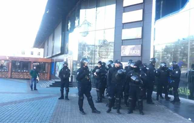’’Взяли его под контроль!’’ В Киеве в ТРЦ Ocean Plaza произошли стычки