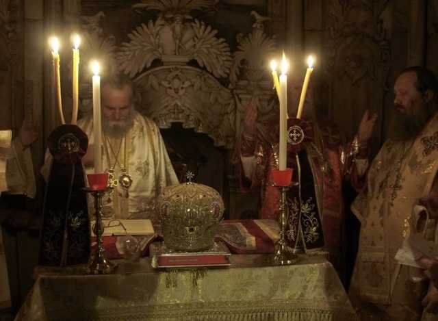 Пришли с проверкой: мужчины из Минкульта пересчитывают святыни лавры