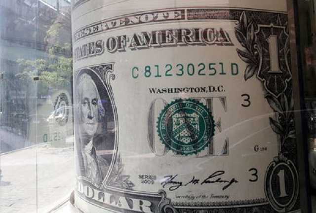 Доллар в банках упал после резкого роста