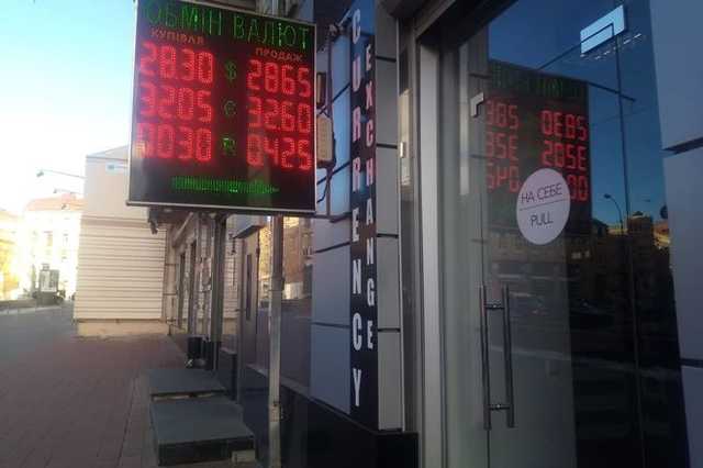 Курс доллара штурмует новые уровни. Нацбанк пока стоит в стороне