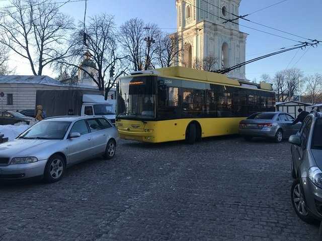 В центре Киева “евробляхер” заблокировал троллейбусы