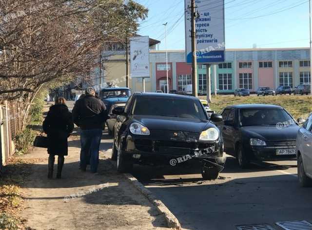 “Элитное” ДТП в Мелитополе: Porsche жестко “догнал” Chevrolet