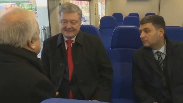 В Киеве запустили экспресс в "Борисполь": первыми прокатились Порошенко с Гройсманом