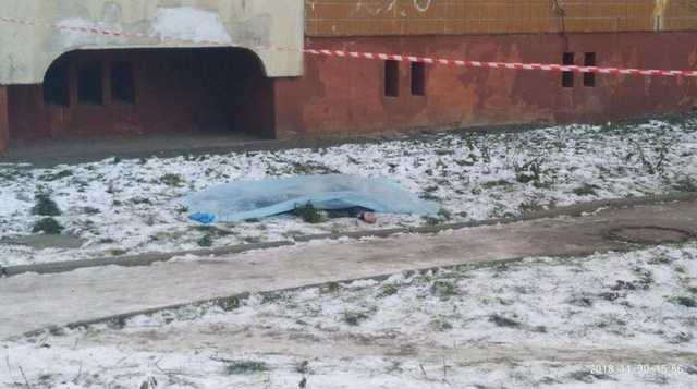 Во Львове с балкона выбросилась 25-летняя девушка