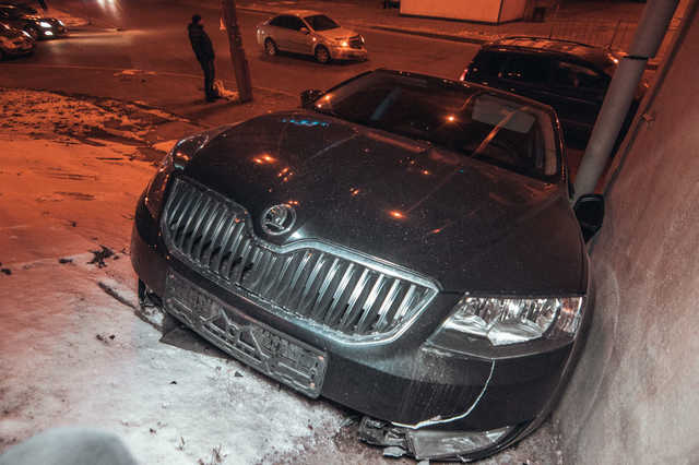В Киеве Chevrolet снес Skoda на возвышенность под Святошинским мостом