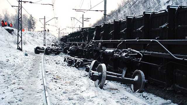 В России сошел с рельс поезд с военной техникой и цистернами мазута