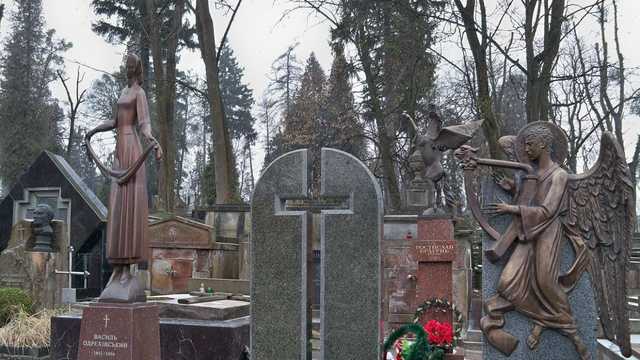 Суд назначил наказание польским студентам за хулиганство на Лычаковском кладбище