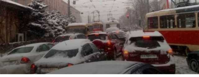 В Киеве водителей просят пересесть в автобусы и троллейбусы