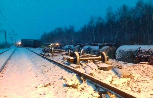 Появилось видео крушения поезда с военной техникой в Сибири