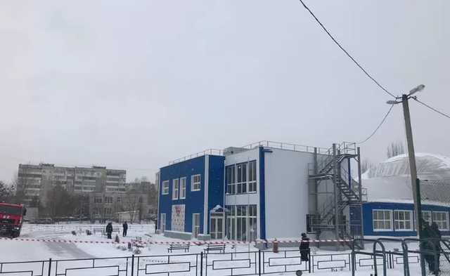 Гройсман поручил в течение недели расследовать обрушение крыши спорткомплекса в Вишневом