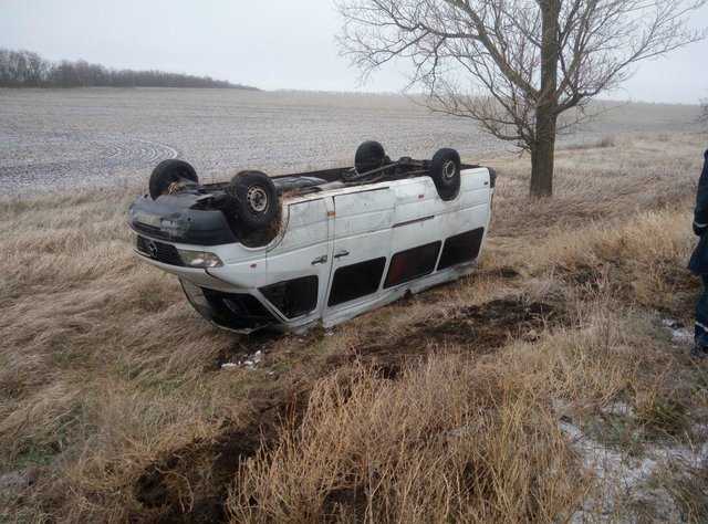 Под Запорожьем маршрутка с пассажирами слетела в кювет и опрокинулась на крышу