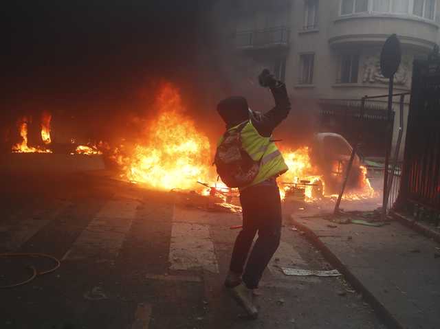 В Париже три человека погибли из-за масштабной акции против повышения цен на топливо