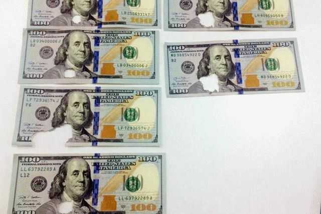 В Виннице мужчина принес в банк погрызенные мышами доллары: фото