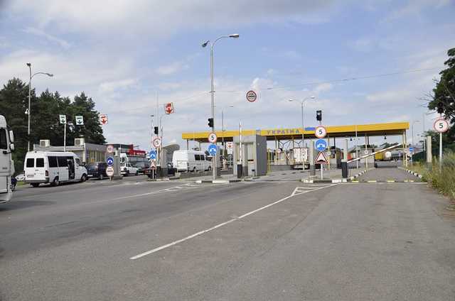 В «Ягодине» грузовики пропускали вне очереди за взятку