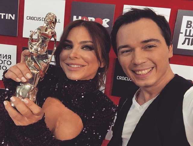 Ани Лорак и Вере Брежневой торжественно вручили музыкальные премии в РФ