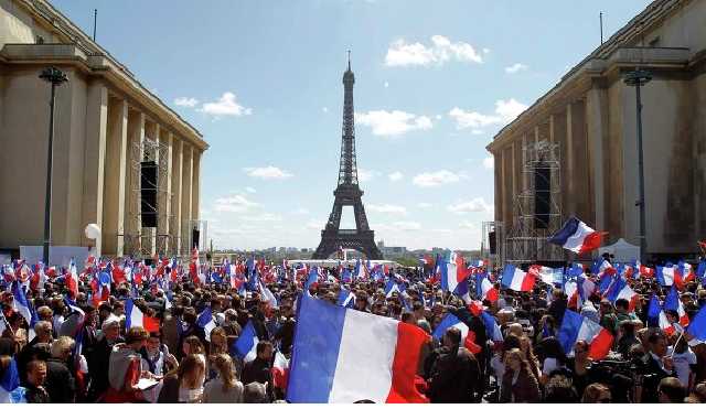 В Париже возле Триумфальной арки появилась надпись "Maidan 2018"