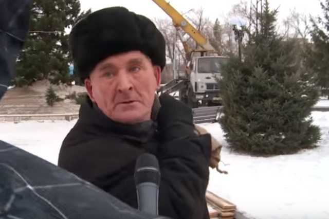 Реакция российского пенсионера на городскую елку стала вирусной в сети