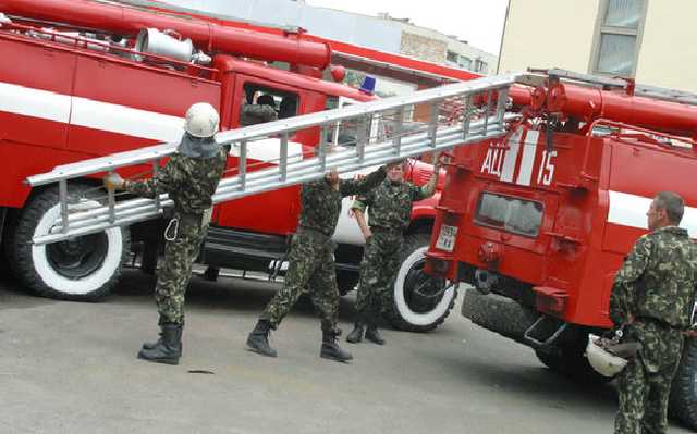 В Киеве из пожара в многоэтажке спасли шестерых детей
