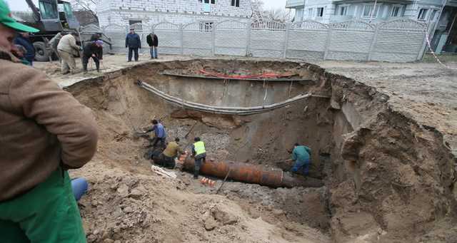 В Киеве прорвало теплосеть: паром затянуло улицу Лобановского