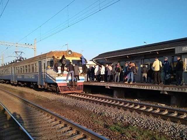 Пассажиры возмутились аварийным состоянием электричек