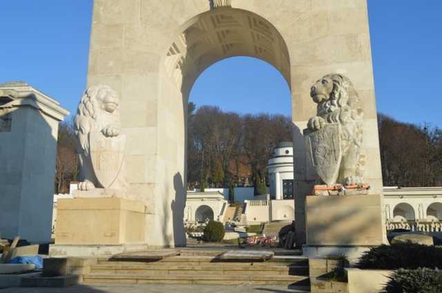 Неизвестные повредили скульптуры львов на Лычаковском кладбище во Львове