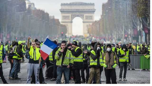 Во Франции судят вандалов, повредивших Триумфальную арку