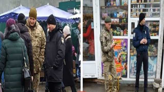 Возле станций киевского метро патрульные проверяют у парней военные билеты