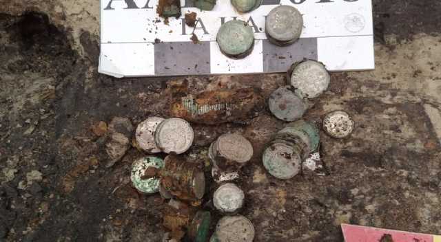 Археологи знайшли у Києві майже 2 кілограми срібних монет