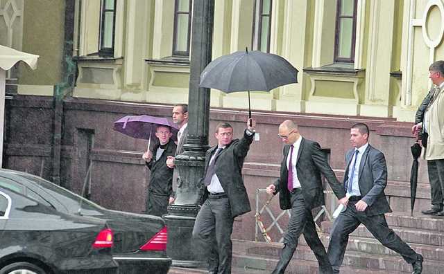 Порошенко продлил для Яценюка госохрану