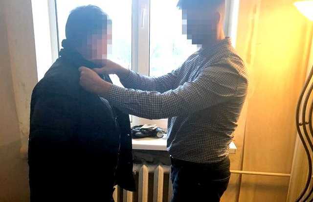 СБУ задержала на взятке судью районного суда Мариуполя и его помощницу