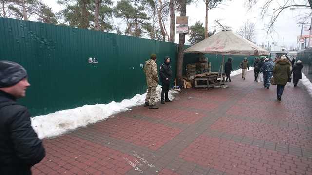 Возле метро "Лесная" ждут призывников