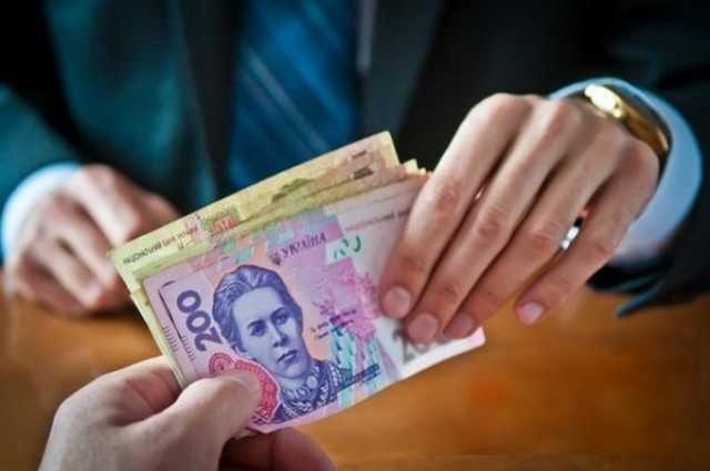 Чиновниця вимагала 3 тисячі доларів, а отримала штраф на 17 тисяч гривень