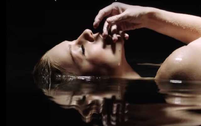 Тина Кароль снялась в своем новом клипе полностью обнаженной