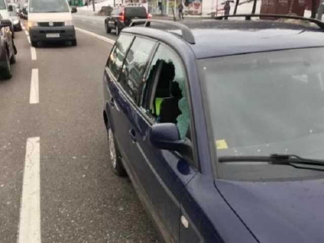 В сети опубликовали видео дерзкого ограбления машины в Киеве