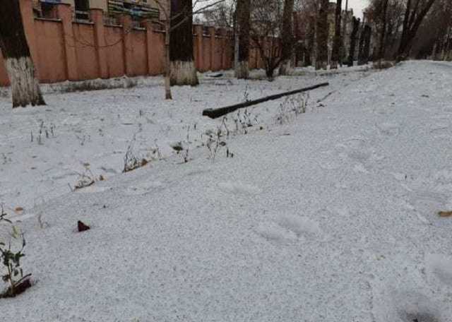 В Кривом Роге выпал кроваво-красный и черный снег: фото аномалии