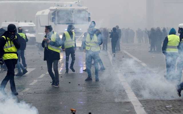 Массовые протесты в Париже: появилось впечатляющее видео погромов и задержаний