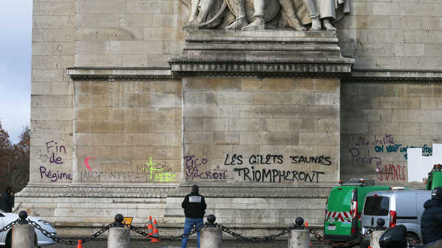 В Париже закончилась акция “желтых жилетов”. Всего на улицы вышло 125 000 человек