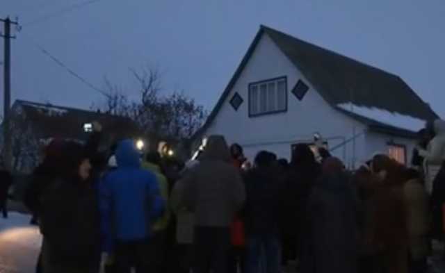 Ходит с оружием: на Черкасщине люди взбунтовались из-за маньяка-сына экс-судьи