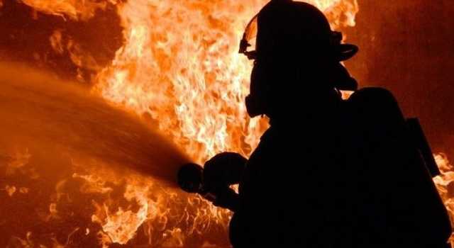 В Киеве загорелся гаражный кооператив, где изготовляли мебель